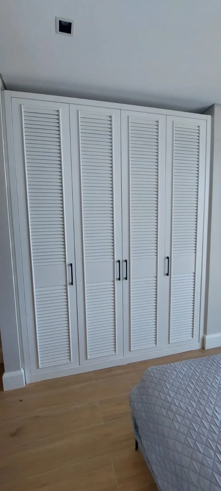 Ahşap ve Lake Panjur Kapaklı Dolaplar